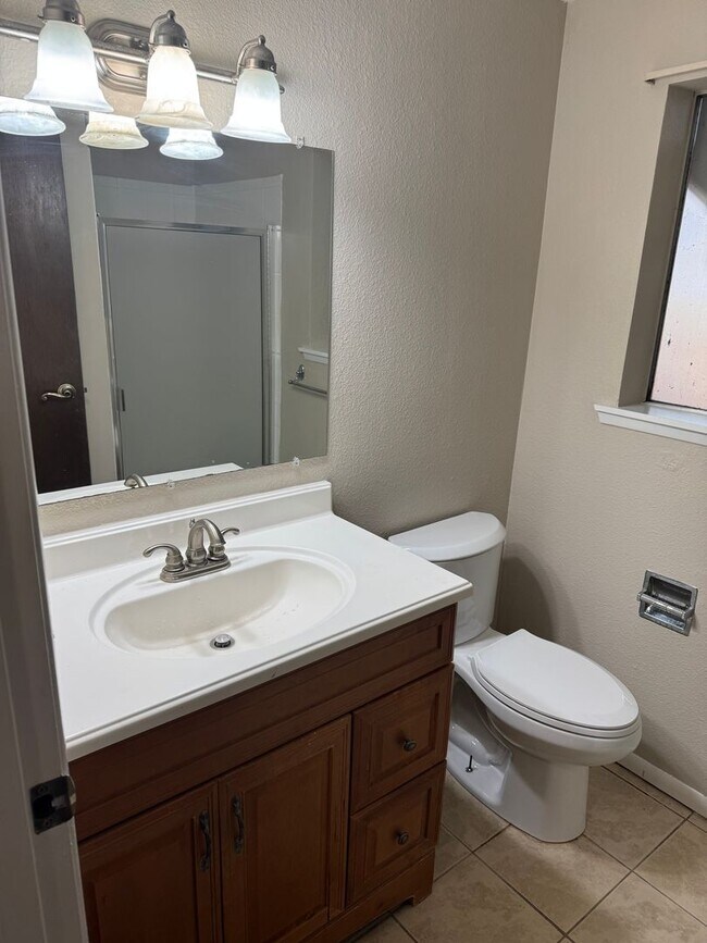 Building Photo - **PENDING**Beautiful 5 Bed 2 & 3/4 Bath home in Tacoma