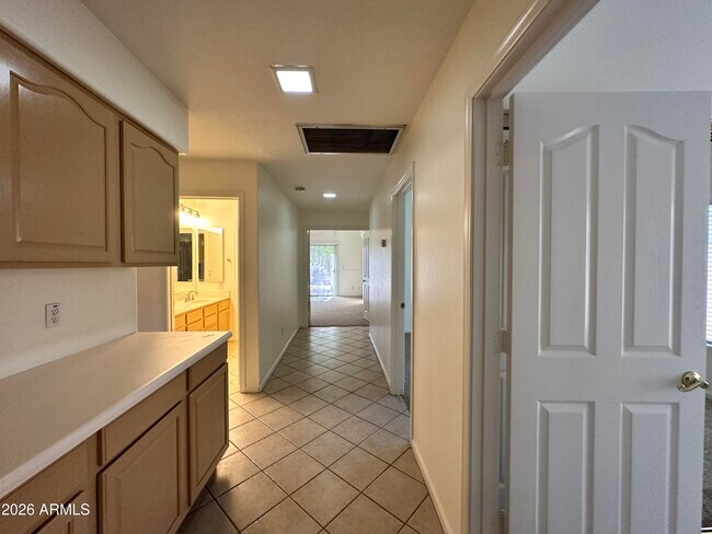 Building Photo - 1667 S Sycamore Pl