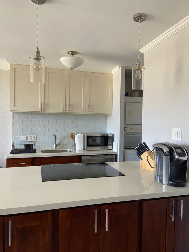 Building Photo - Monte Vista: 2-bed, 1-bath fully furnished...