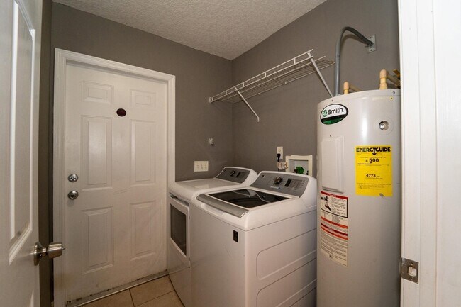 Building Photo - 841 Helen St