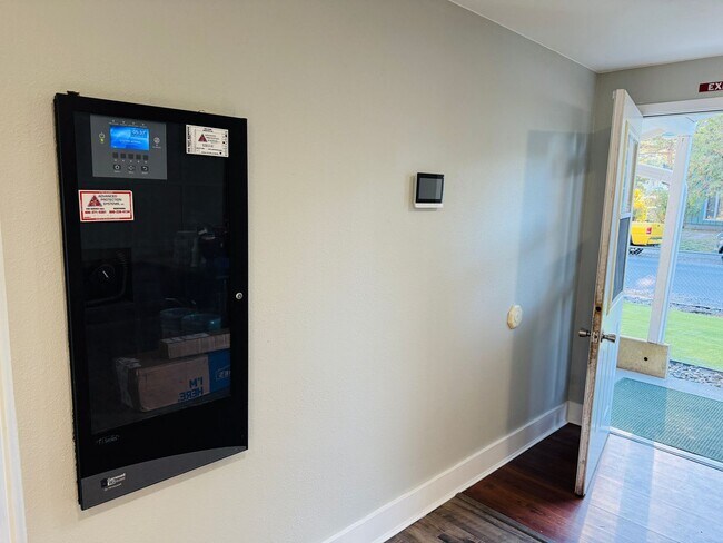 Building Photo - West End Location, Perfect for Daycare Cen...