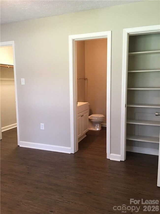 Building Photo - 311 Hillcrest Dr