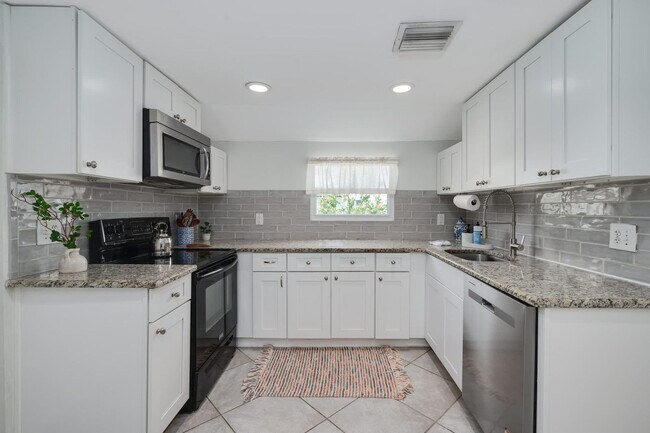 Building Photo - 1307 Formosa Ave