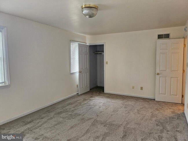 Building Photo - 14788 Sherwood Dr