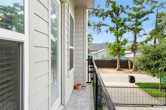 Building Photo - 420 W 28th St