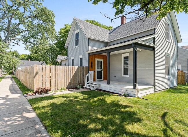 Primary Photo - 1110 W Grand Ave