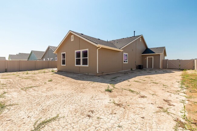 Building Photo - Perfect location for a 4 bed 2 bath with a...