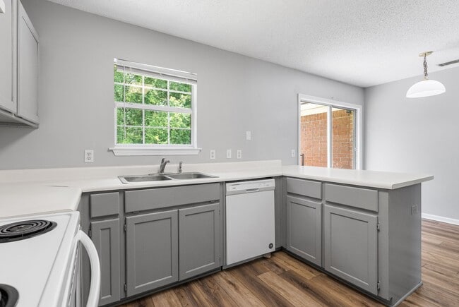 Building Photo - 3 BED | 2 BATH | NEWLY RENOVATED