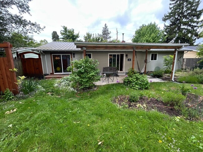 Building Photo - 3 Bedroom single level home w/garage AND free landscaping