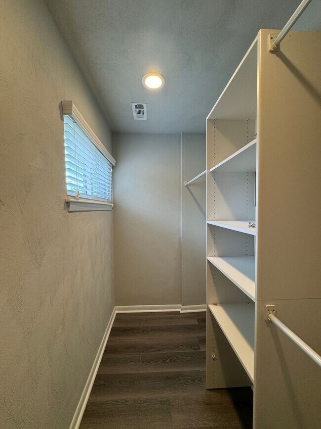 Building Photo - Welcome to this beautiful Single Family Home!