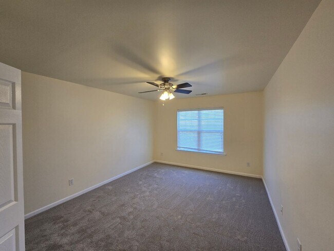 Building Photo - Bright & Beautiful Carriage House with Flexible 4-Bedroom Layout!