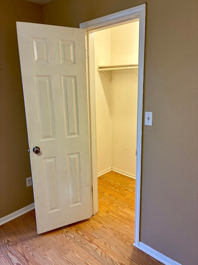 Building Photo - 800 S Vandeveer St