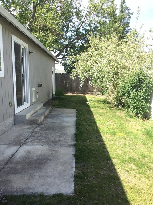 Building Photo - 3 Bedroom 2 Bath with RV parking in Medford!