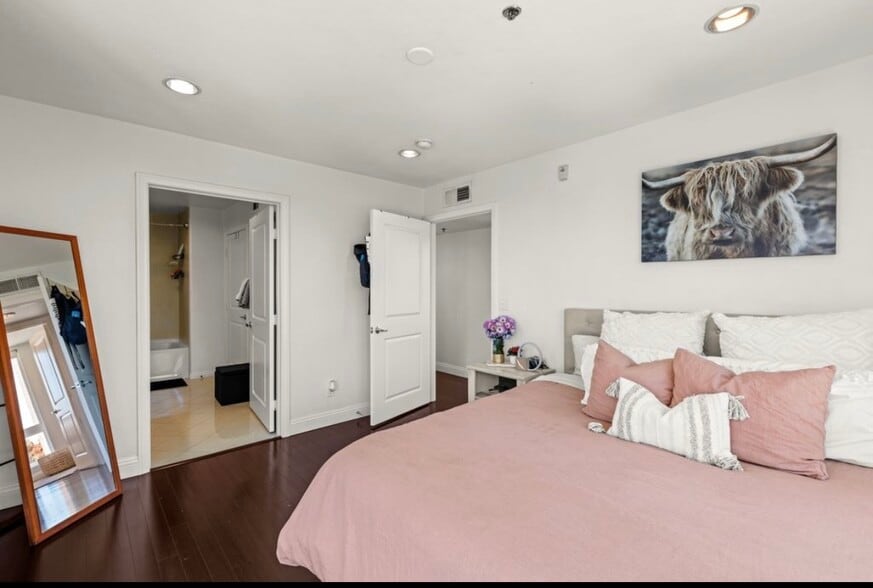 Building Photo - 924 Hornblend St