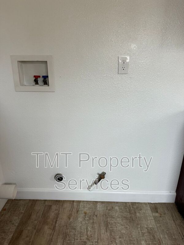 Building Photo - 803 W Harding Ave