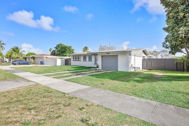 Building Photo - 9570 Jamaica Dr