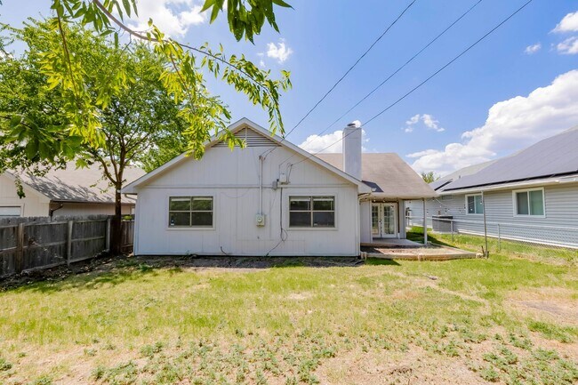 Building Photo - 2015 Newton Dr