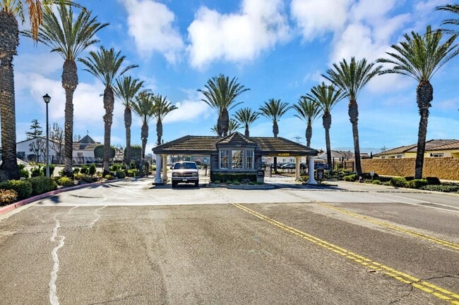 Building Photo - CHARMING 2 BEDROOM & 2 BATHROOM DUET! LOVE...