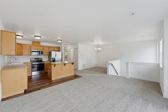 Building Photo - Spacious Puyallup Townhouse | 3-Bed Home with Main-Floor Primary Suite & Stainless Steel Appliances!
