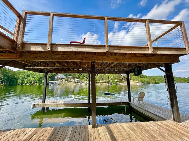 Building Photo - Charming Lakefront 4-Bedroom Home in Pulas...