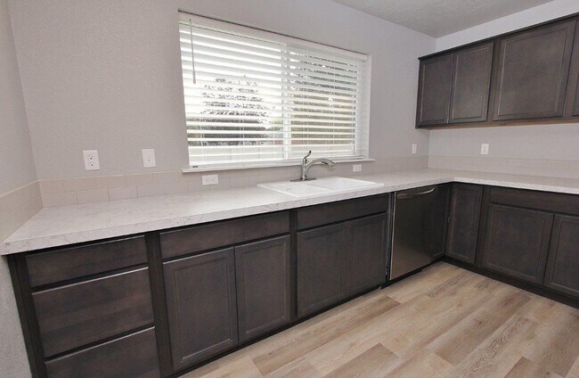 Building Photo - Immaculate & Spacious Home in West Meridian