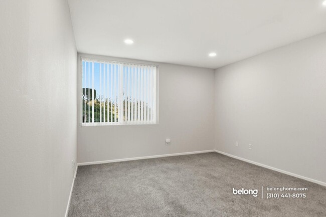 Building Photo - 6542 Ocean Crest Dr