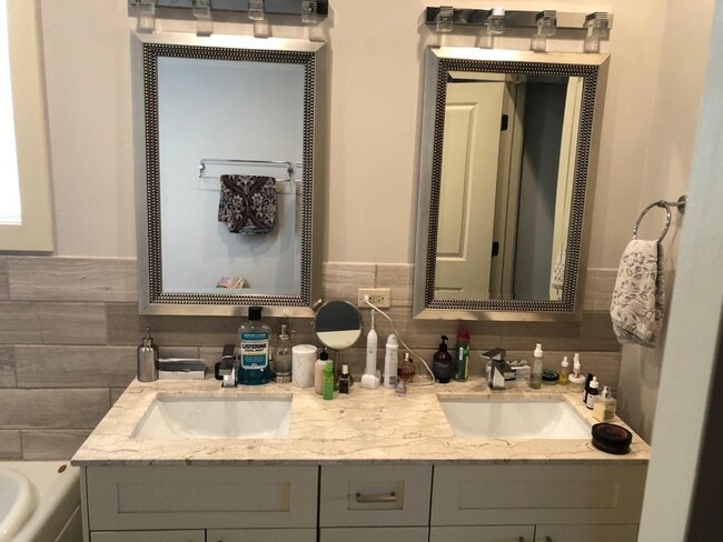 Building Photo - 4234 S Ellis Ave