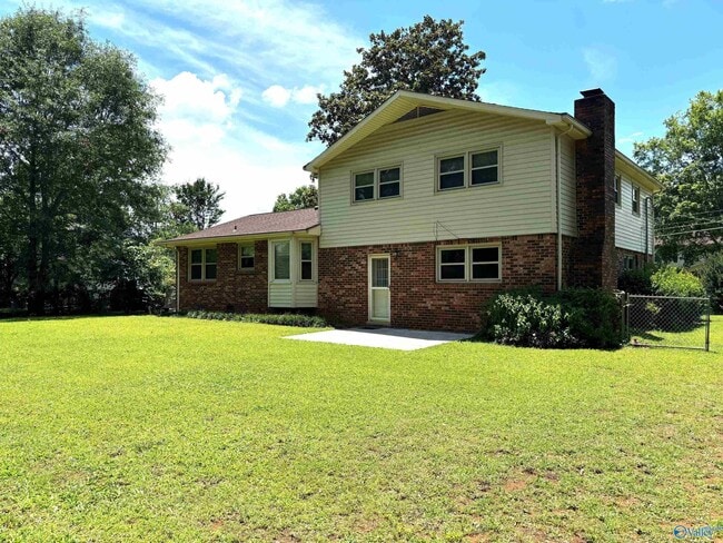 Building Photo - 1925 Lynnbrook Dr SW