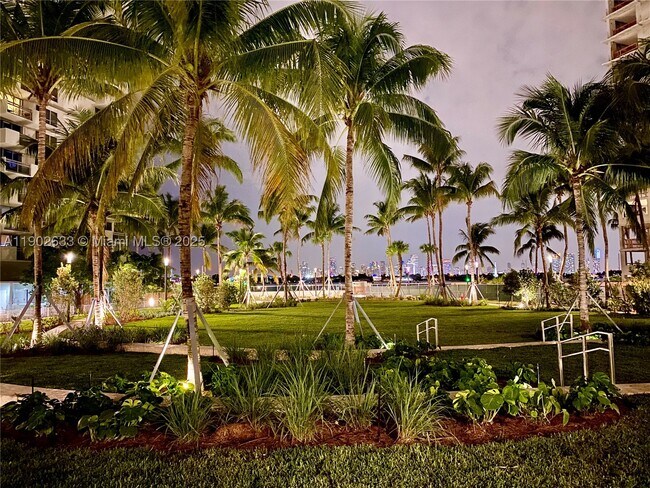 Building Photo - 1500 Bay Dr E
