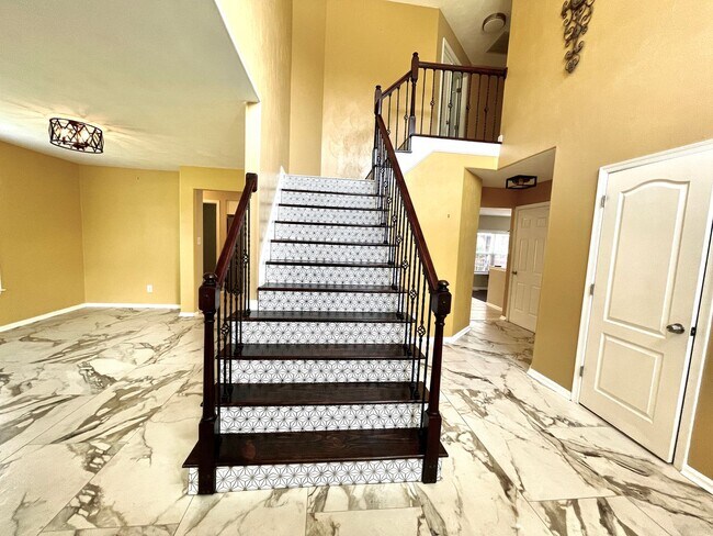Building Photo - Beautiful large Castleton home
