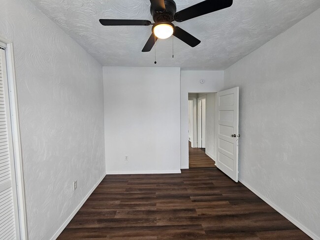 Building Photo - Fully updated 4 bedroom 2 bathroom apartme...