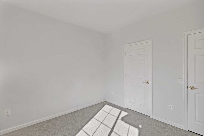 Building Photo - Modern 2-Bedroom, 2-Bath Condo in Grand Junction