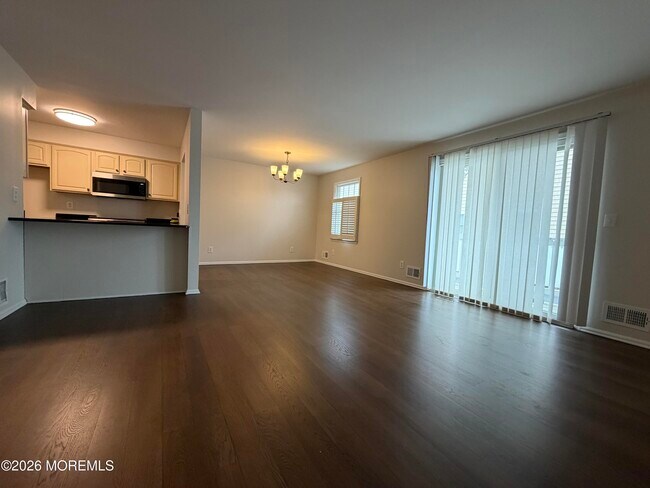 Building Photo - 606 Bay Ave