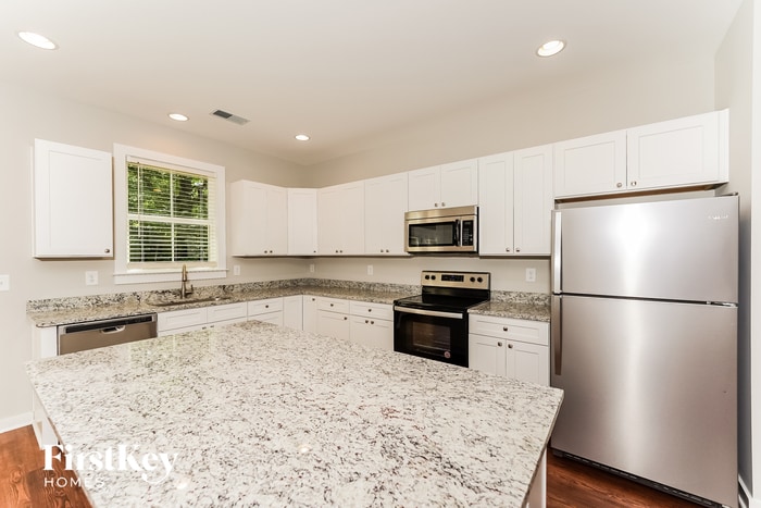 Building Photo - 7681 Cloverdell Dr