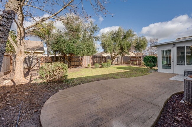 Building Photo - Cozy 3-Bed Sanctuary with 2 Full Baths in Sacramento’s Serene Prairie Dunes
