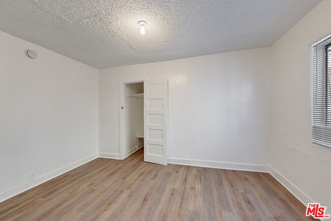 Building Photo - 220 E Vernon Ave