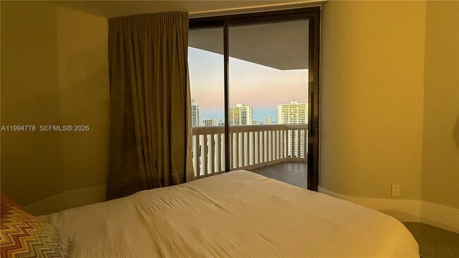 Building Photo - 2000 Island Blvd