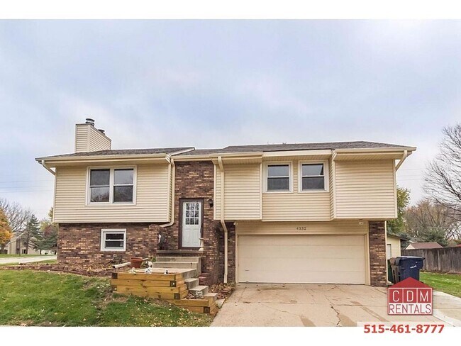 Primary Photo - Wonderful Urbandale Home