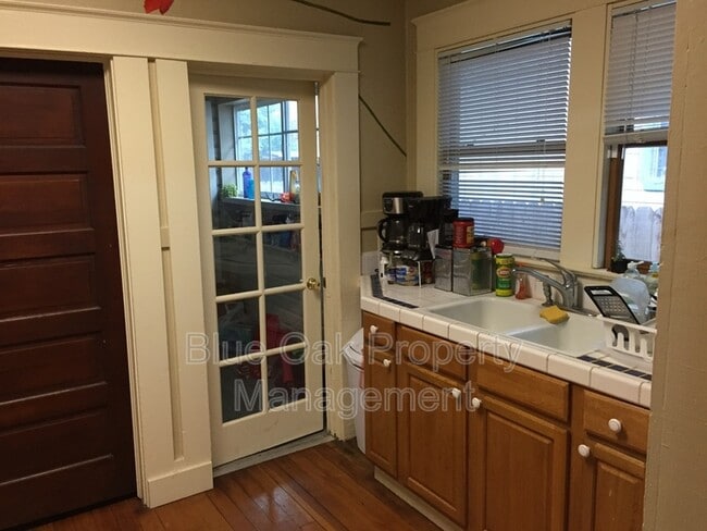 Building Photo - 1510 W 5th St