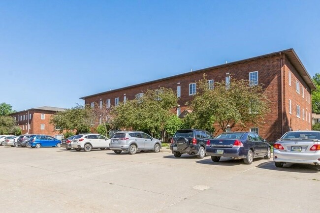 Building Photo - 300 Grandview Ct