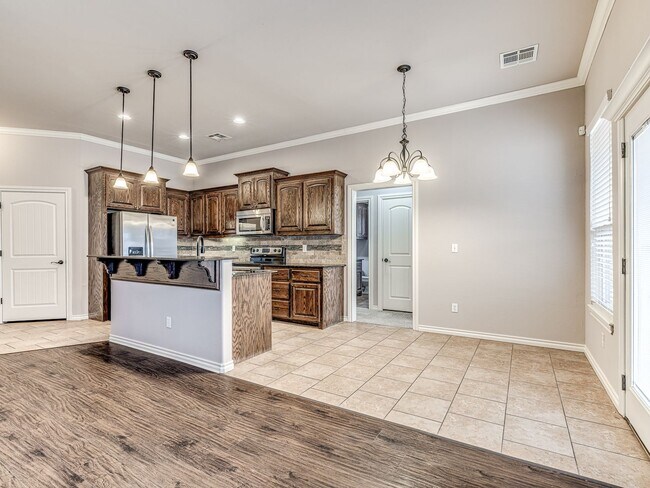 Building Photo - 3 Bedroom + Study + 3 car garage home located in the heart of Edmond!