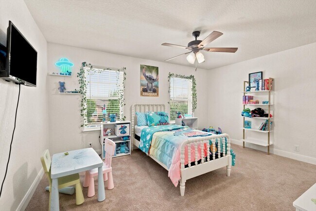 Building Photo - Spacious 6 Bedroom with Media Room!