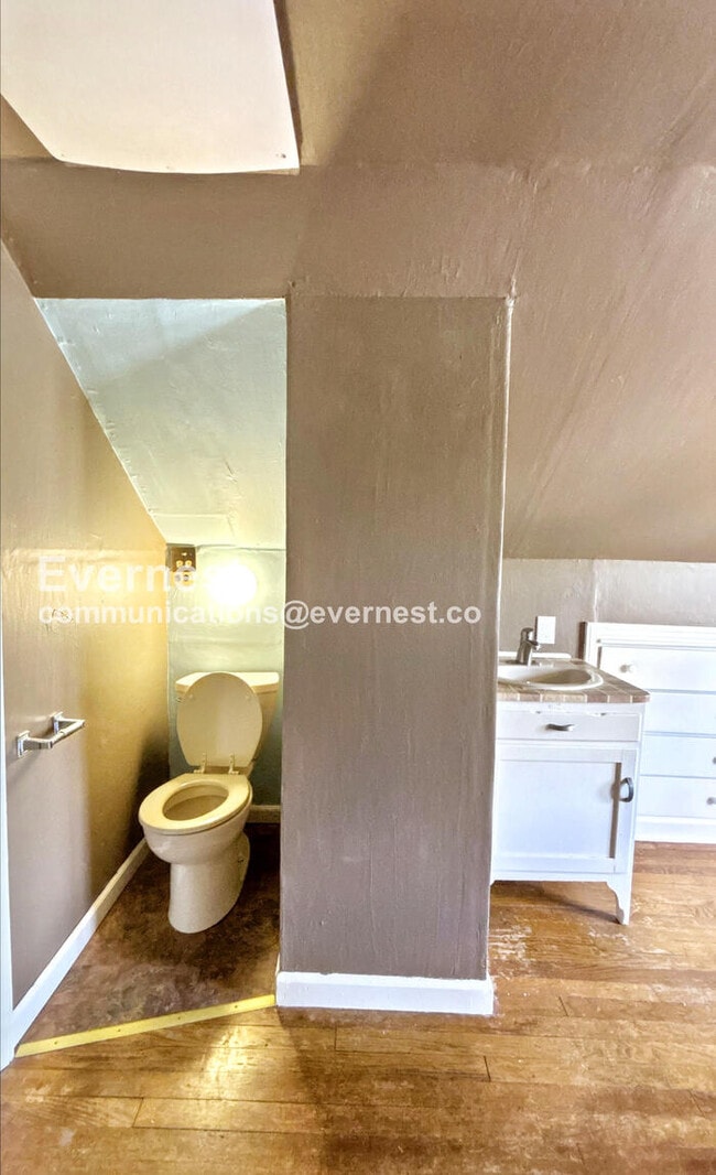 Building Photo - 887 W 10th Ave