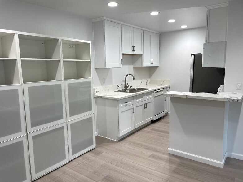 Building Photo - 576 N Bellflower Blvd