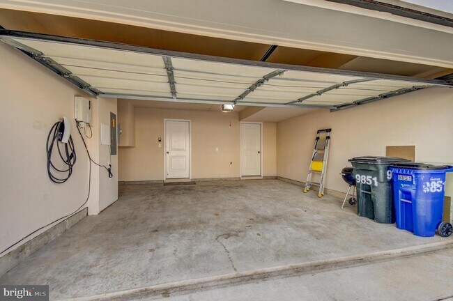 Building Photo - 9851 Garden Ranges