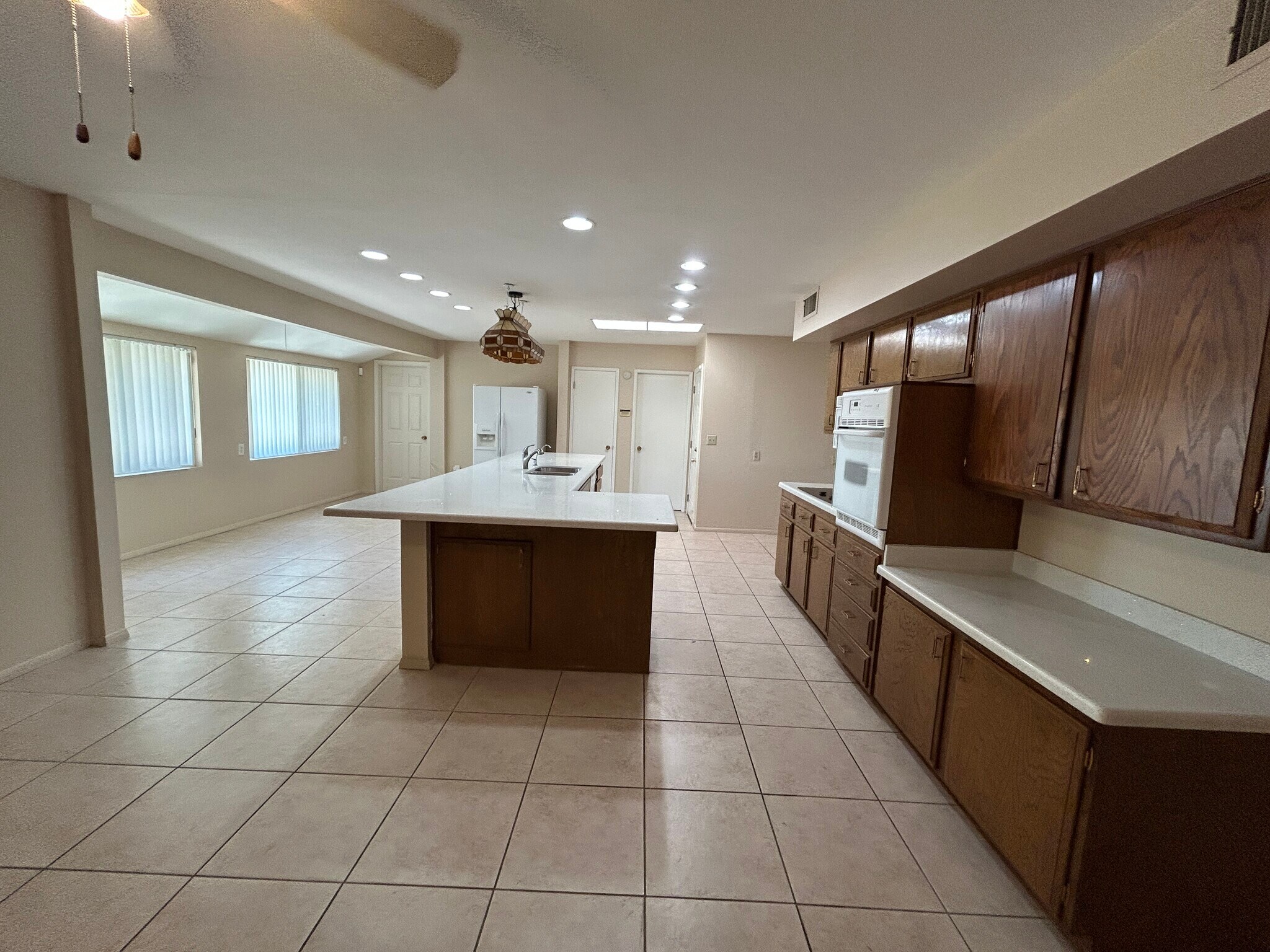 Building Photo - 10615 W Cheryl Dr