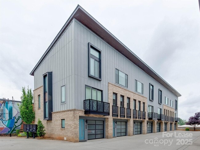 Building Photo - 225 Domain Way