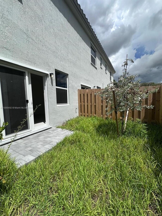 Building Photo - 1183 1st Ter
