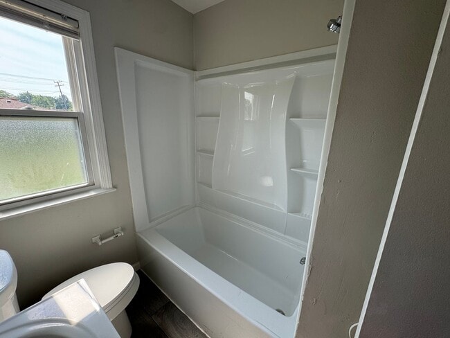 Building Photo - Gorgeous 3 bed 2 bath Eastpointe bungalow ...