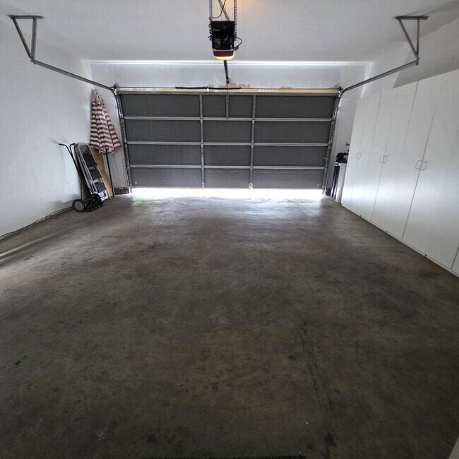 Building Photo - Clayton Single Story 3bd/2ba - Bright open living w/new flooring